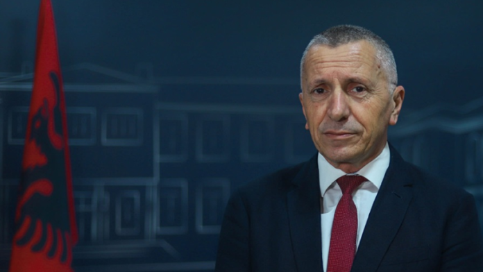 Kamberi prezanton rezolutën që dorëzoi në Kuvendin e Serbisë, për dënimin e krimeve të luftës, në Kosovë