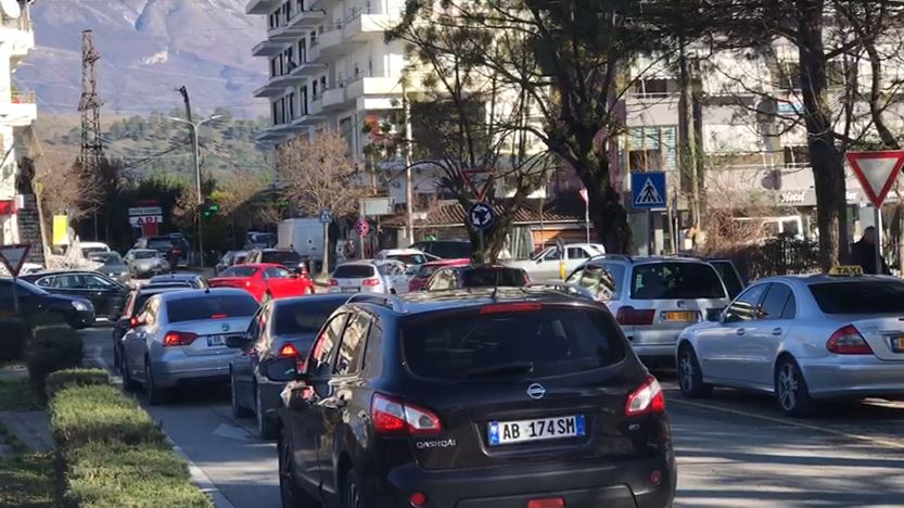 Year-End Holidays Bring Increased Vehicle Traffic on the Roads of Gjirokastër