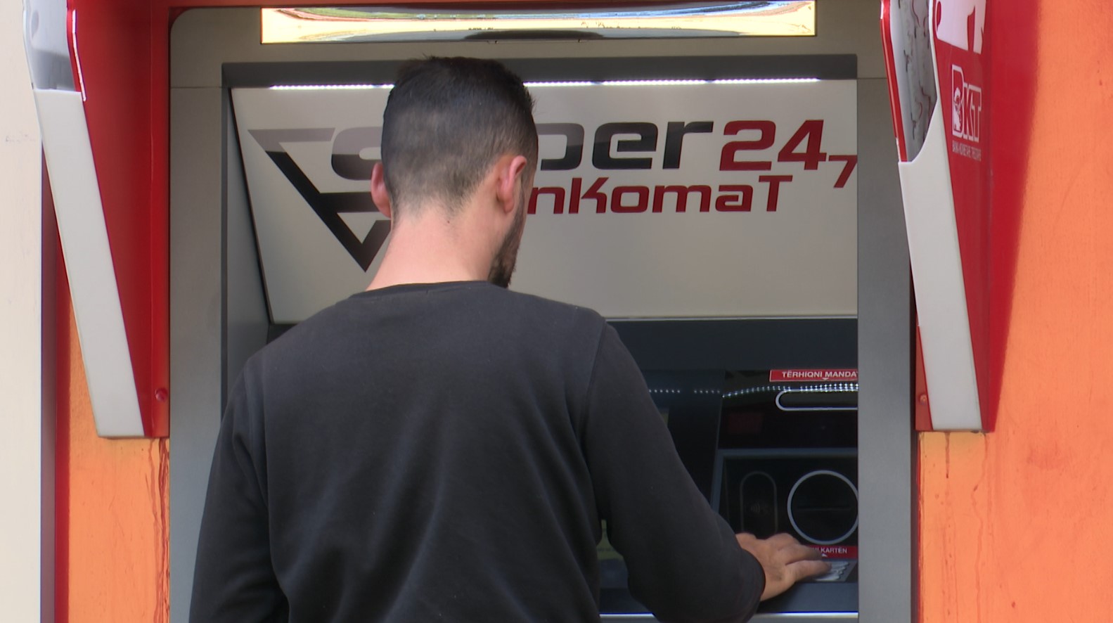 Savings in banks increase, 137,000 individuals hold 60% of deposits