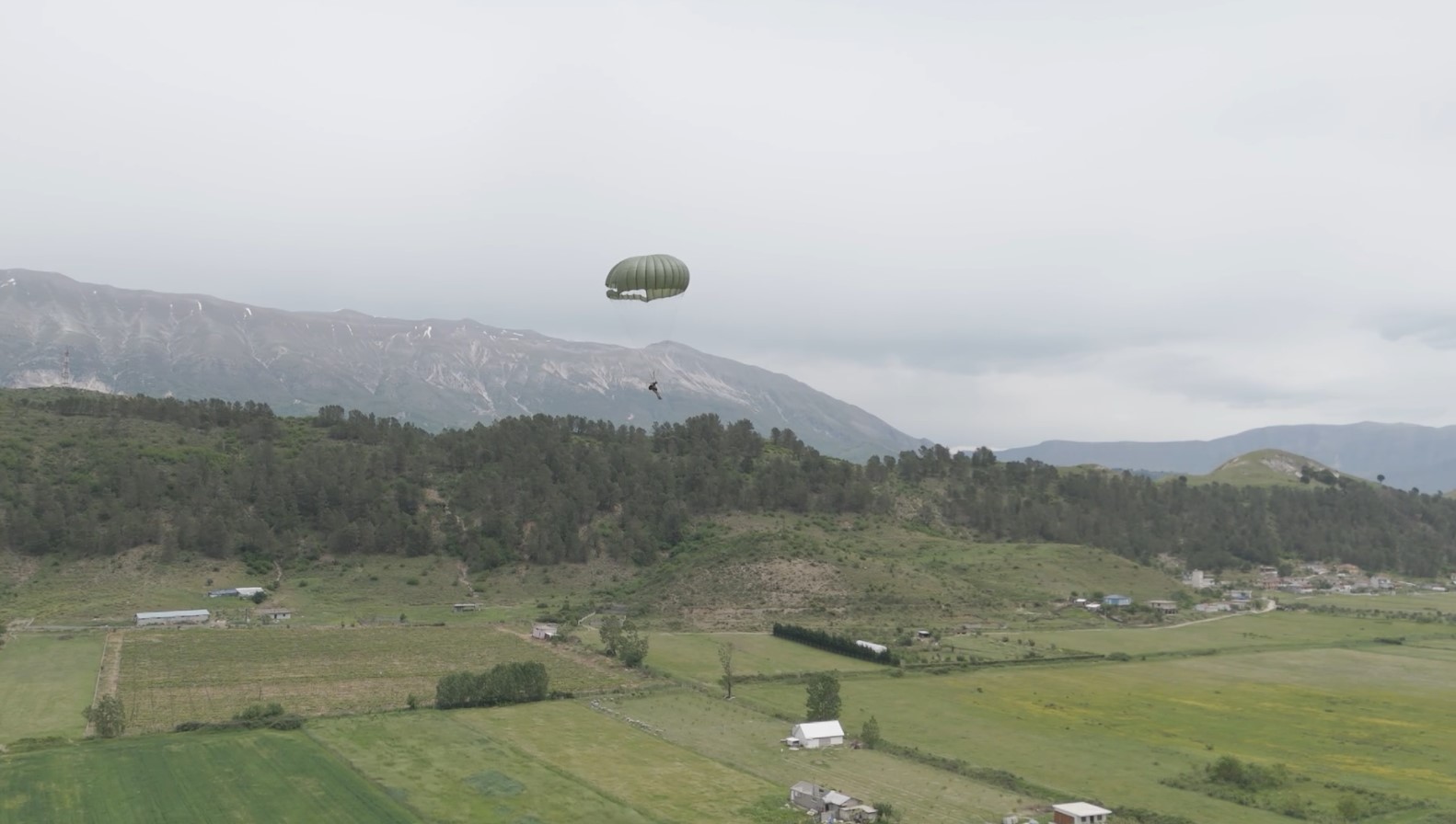 50 parachutists from Italy open the tourist season at the city’s aerodrome