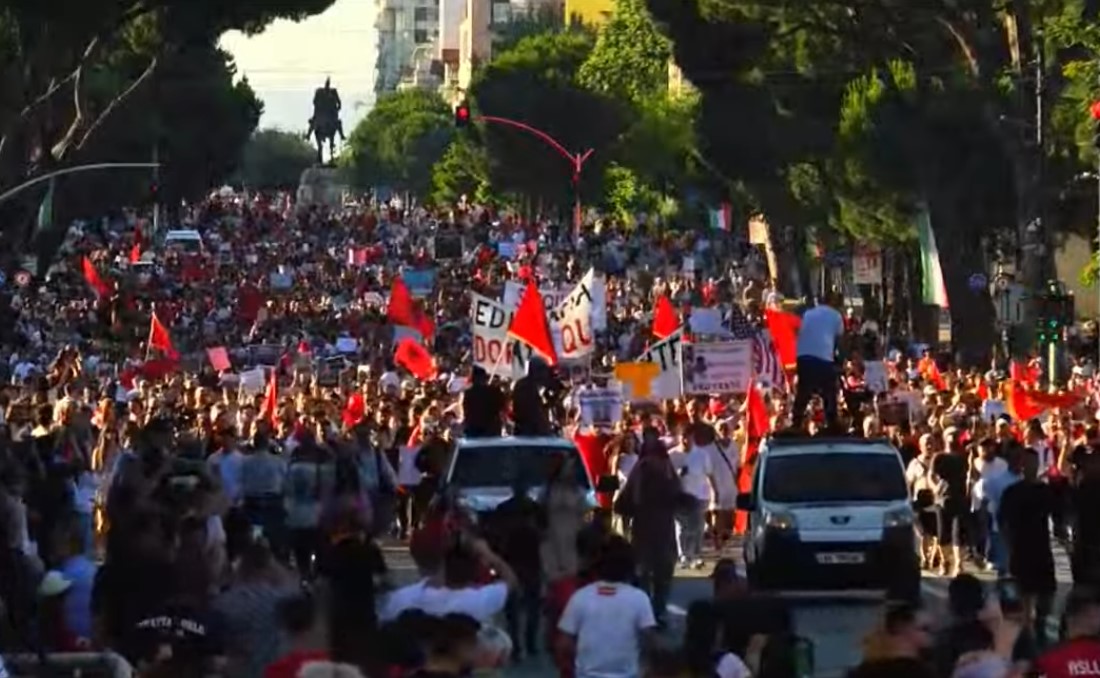 Day 8 of Protests: Citizens Begin March and Gather in Front of the Prime Minister’s Office