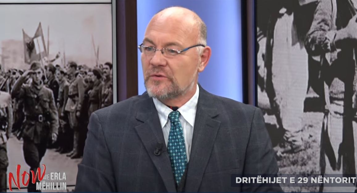 Auron Tare: Enver Hoxha erdhi në pushtet me ndihmën amerikanëve dhe britanikëve