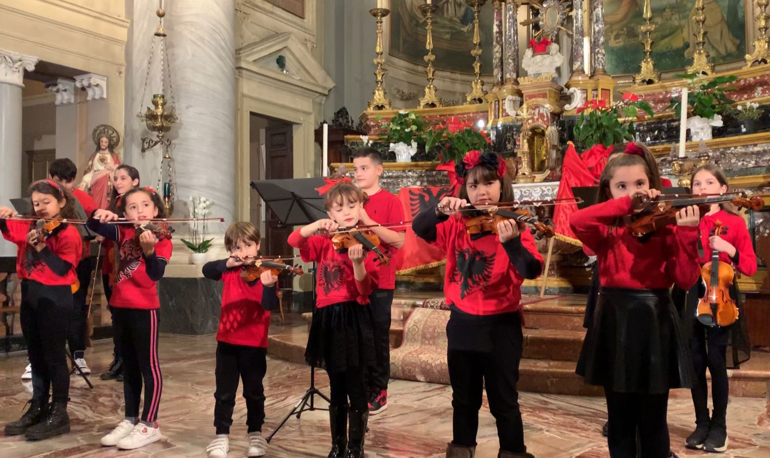 Festa për 109-vjetorin e pavarësisë bën bashkë komunitetin shqiptar në Itali