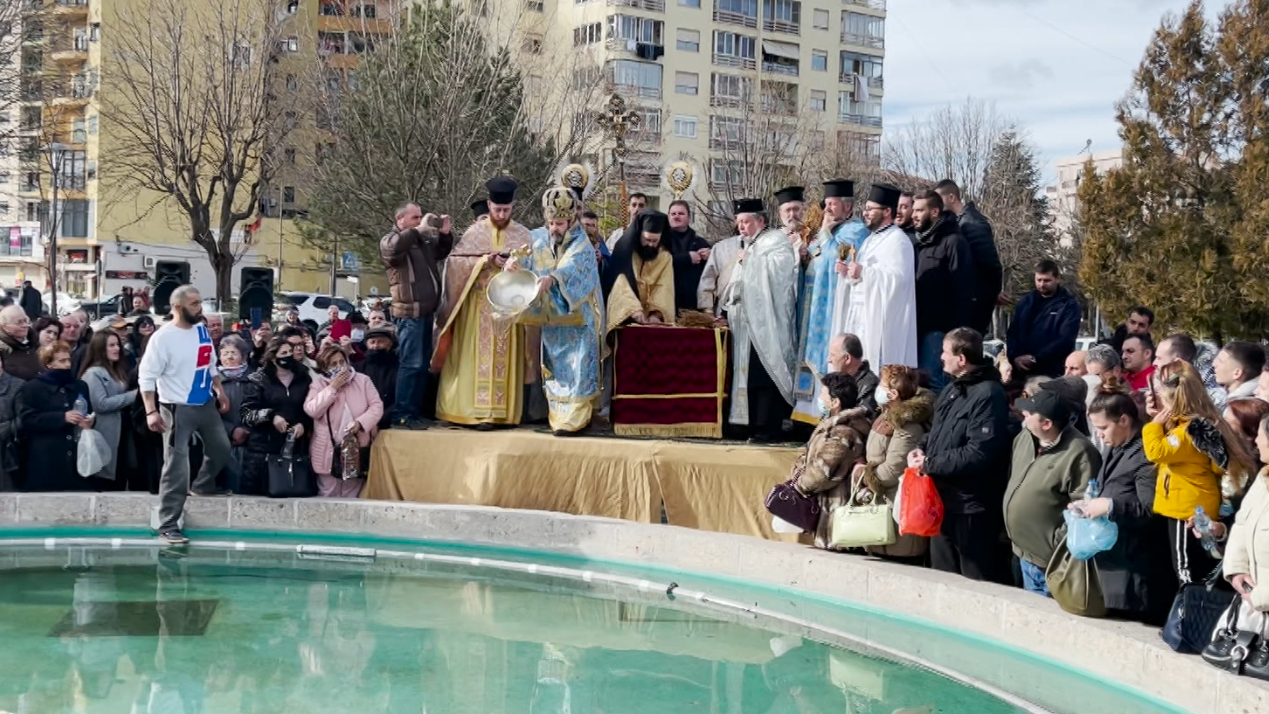 Besimtarët ortodoksë festojnë ditën e Ujit të Bekuar
