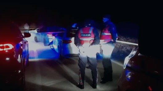 Vetëdigjet brenda automjetit i riu në Elbasan
