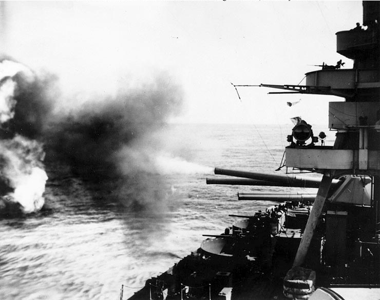 Më 19 shkurt të vitit 1945, në kohën kur Luftës së Dytë Botërore po i vinte fundi, marinsat amerikanë pushtuan ishullin Iwo Jima, duke u marrë japonezëve kontrollin e këtij territori strategjik. Japonezët bënë rezistencë të fortë, që çoi në beteja të ashpra midis tyre dhe amerikanëve.
