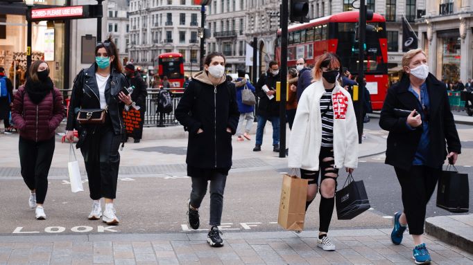 Britania drejt heqjes së izolimit për personat me COVID