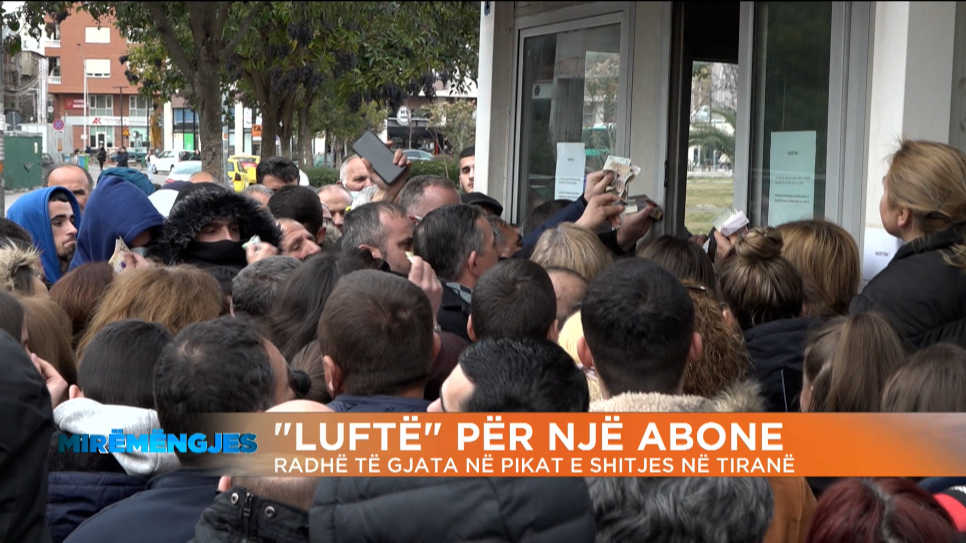 Kaos në pikat ku shiten abone, qytetarë në radhë për orë të tëra