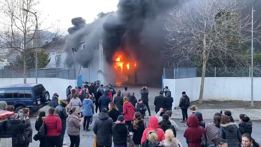 Zjarr në një fabrikë në Lezhë