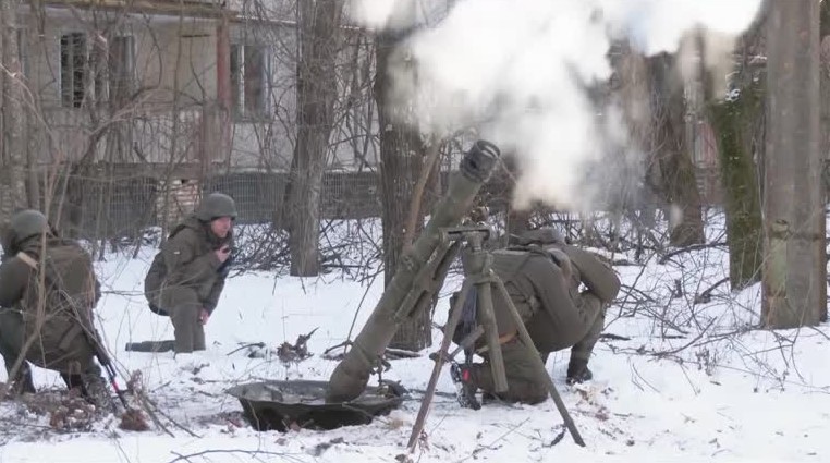 Ushtarët ukrainas improvizojnë skenare të luftës në qytetin e Çernobilit, CREDITS: REUTERS