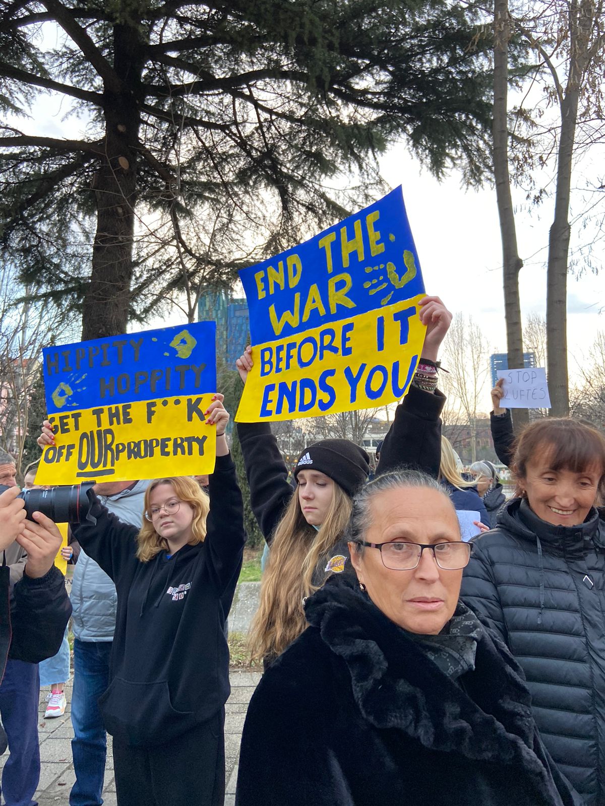 Protesta kundër luftës para ambasadës ruse në Tiranë