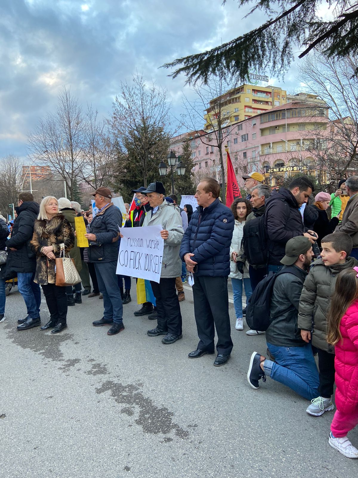 Protesta kundër luftës para ambasadës ruse në Tiranë