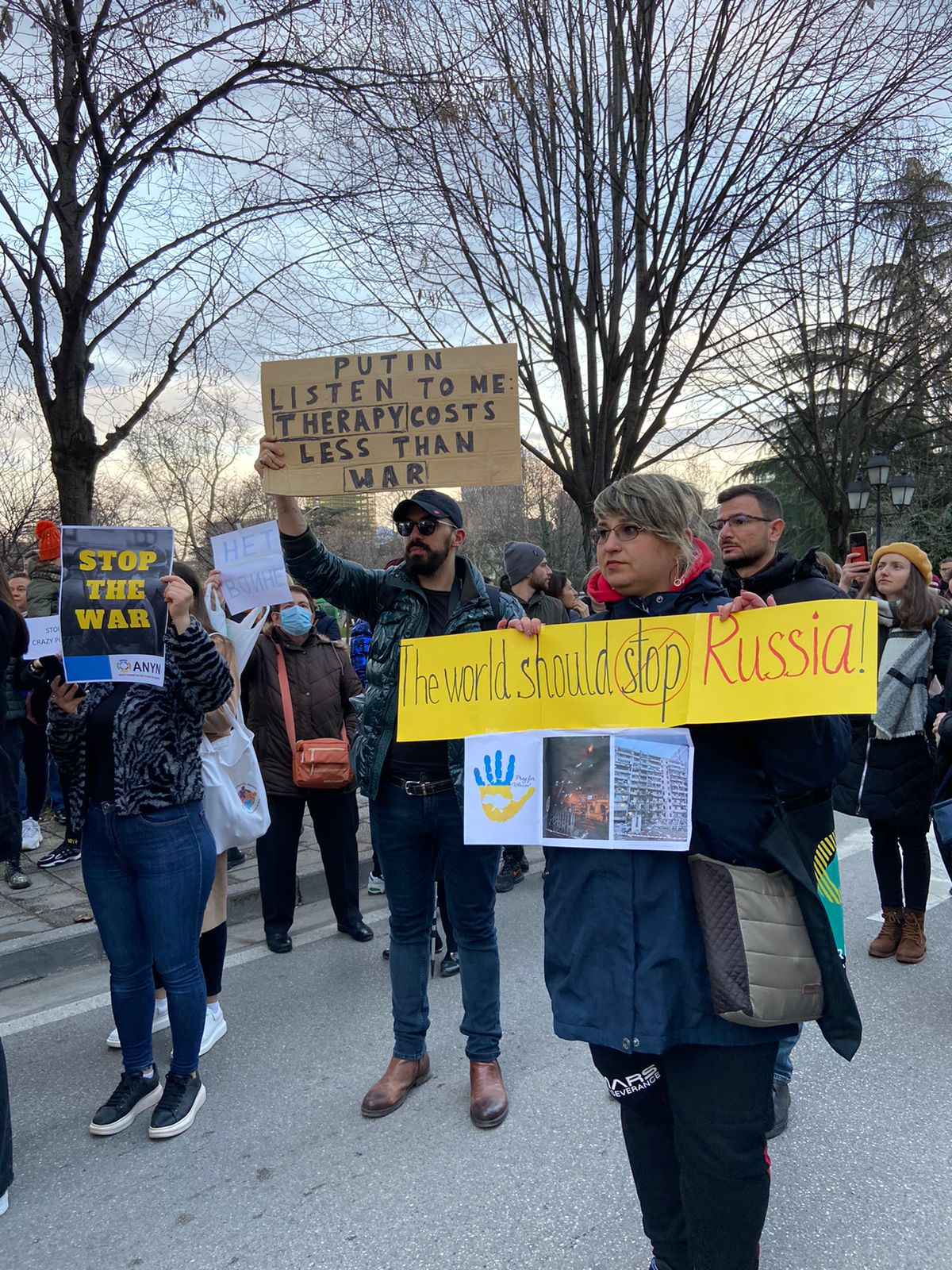 Protesta kundër luftës para ambasadës ruse në Tiranë