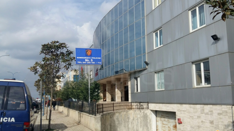 Arrestohen 2 punonjës policie, hetohen 3 të tjerë për zjarrin në komisariat