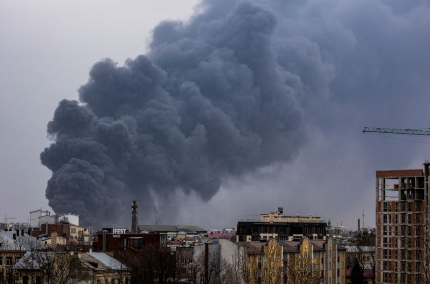 lviv goditet me raketa, bombardimet vijojnë edhe në Kiev