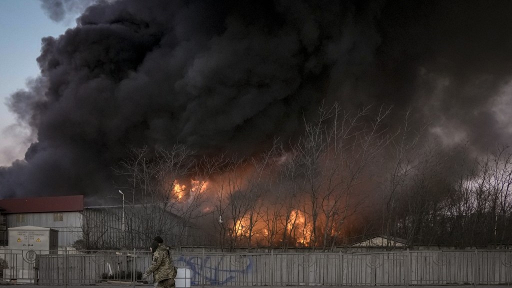 23 ditë luftë, raketat ruse godasin aeroportin e Lviv