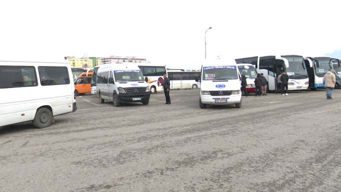 Shoferët e transportit ndërqytetas paralajmërojnë rritje të çmimit të biletës