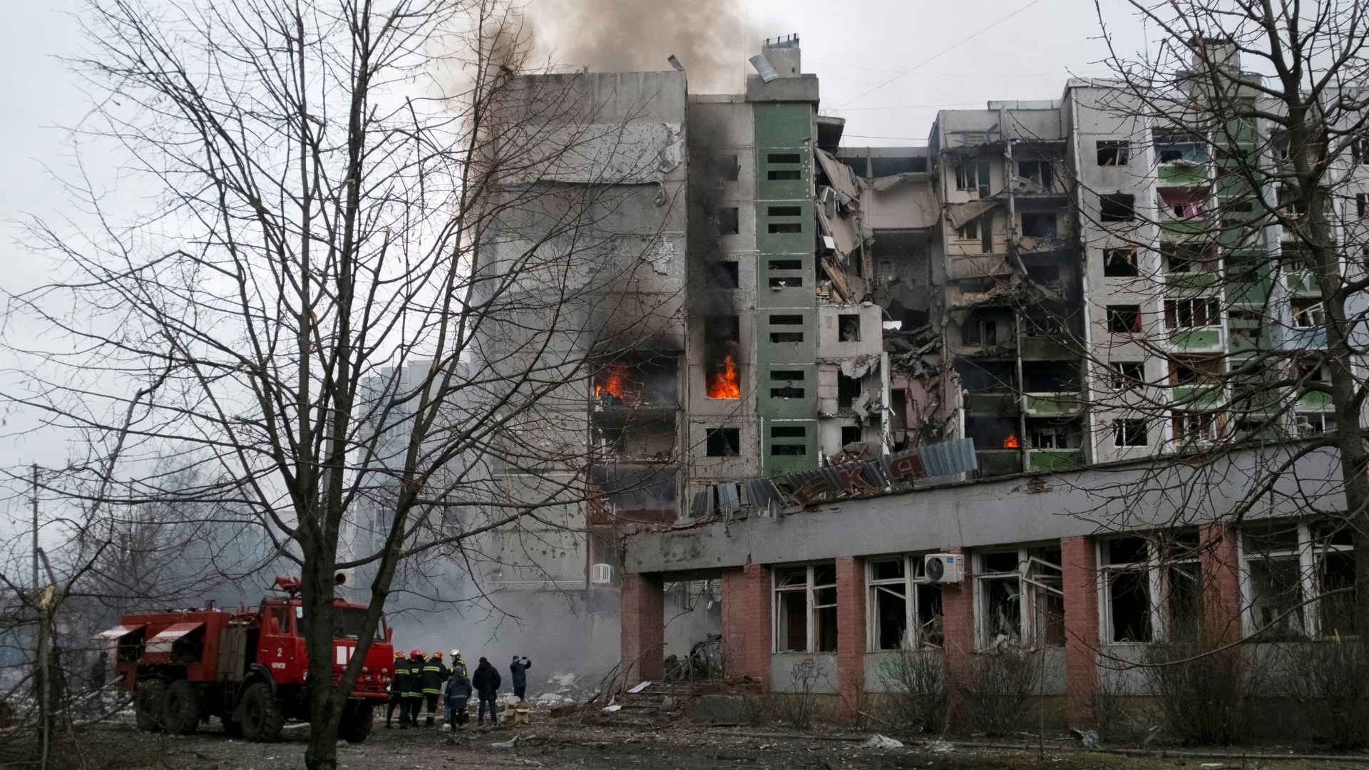 Njerëzit në radhë për bukë në Chernihiv të Ukrainës
