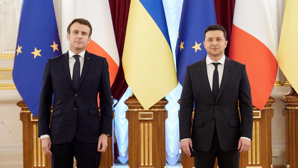 ‘Kanë frikë nga Rusia”, Zelenksi kritikon Macron