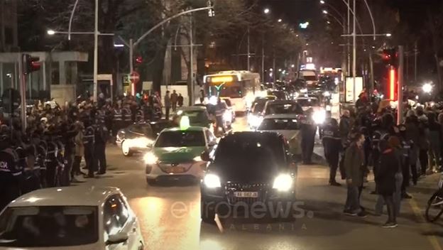 Policia shpërndan protestuesit, shoqërohen disa të rinj për rezistencë