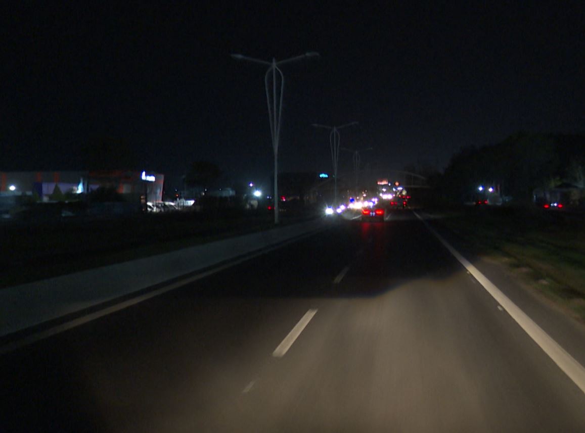 Kursimi i energjisë kthehet në burim aksidentesh, rrugët në errësirë