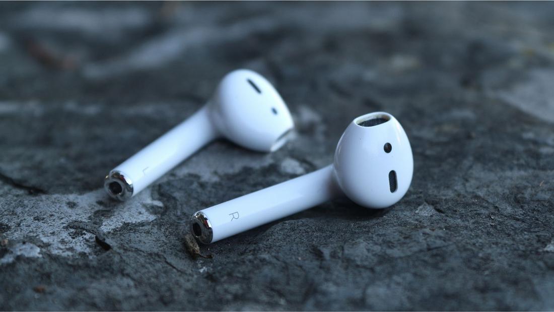 Ukrainasi ‘gjurmon’ ushtarët rusë me anë të kufjeve të tij Apple AirPods