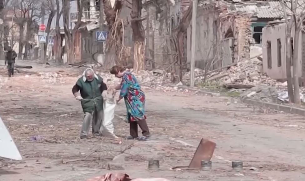 Ukrainasit nuk largohen nga vendi, mbijetojnë nën rrënoja