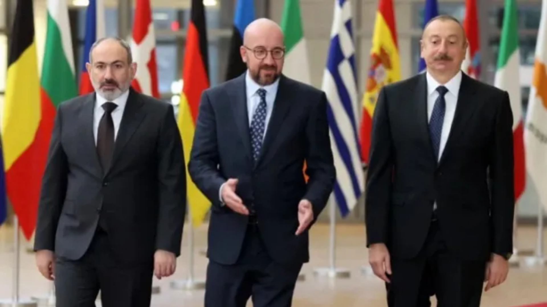Kryeministri i Armenisë Nikol Pashinyan, Presidenti i Azerbajxhanit Ilham Aliyev dhe Presidenti i Këshillit Europian, Charles Michel gjatë takimit në Bruksel
