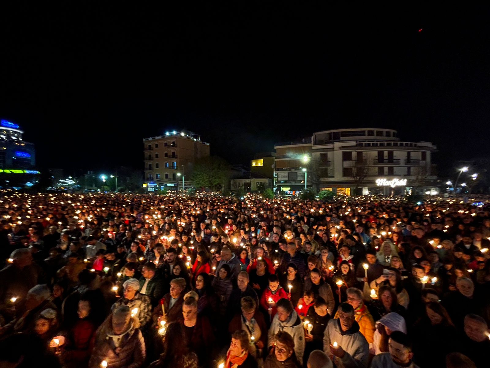 Besimtarët ortodoksë festojnë Pashkët në Korçë e Vlorë