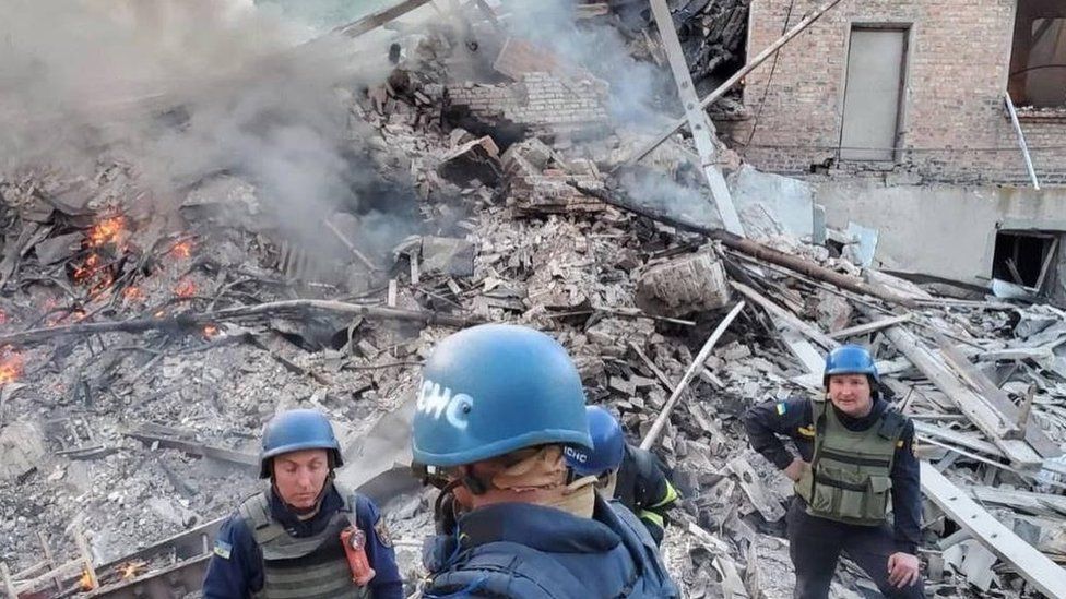 Bombardohet shkolla në lindje të Ukrainës, dyshime për dhjetëra të vdekur