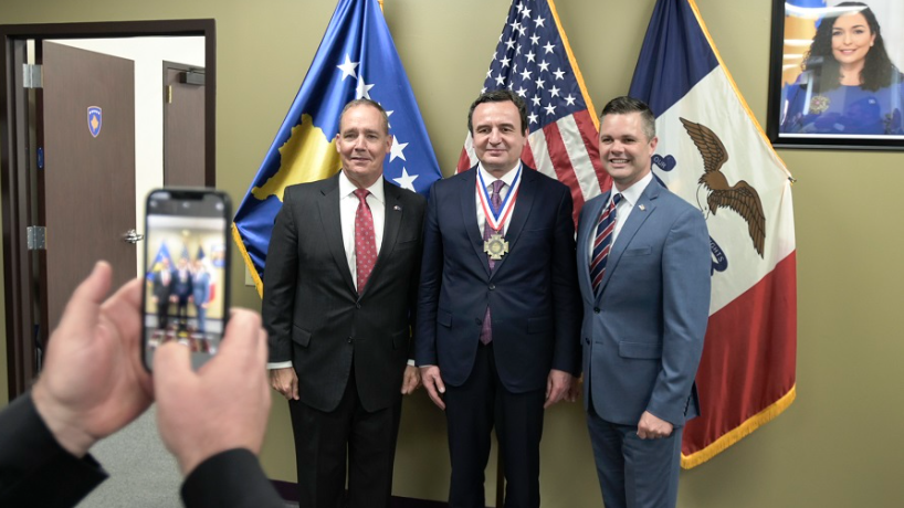 Kurti nderohet me Medaljen e Shërbimit në SHBA