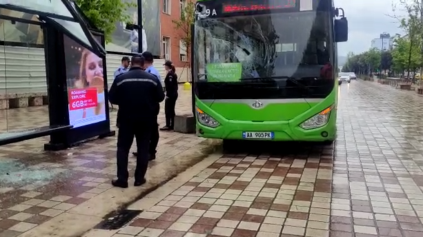 Aksidentohet një tjetër autobus urban në Tiranë