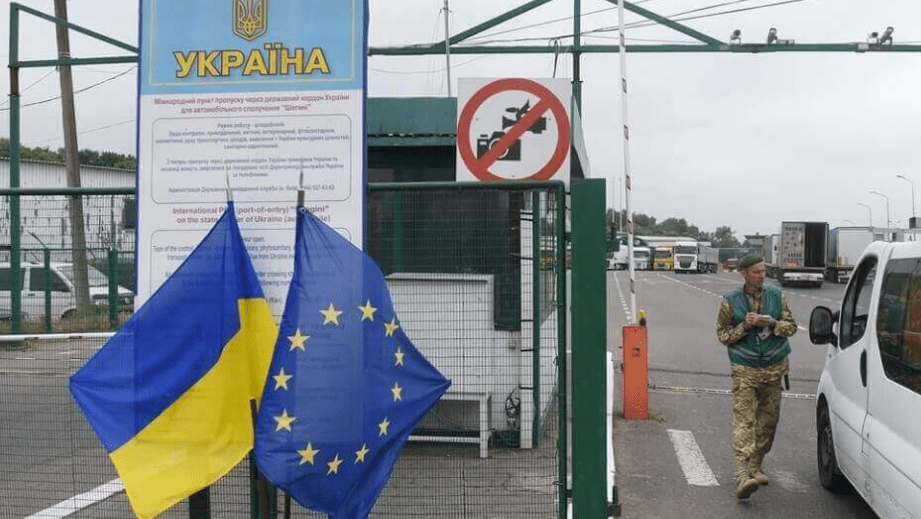 Opozita ruse braktis vendin për t’u larguar drejt Polonisë