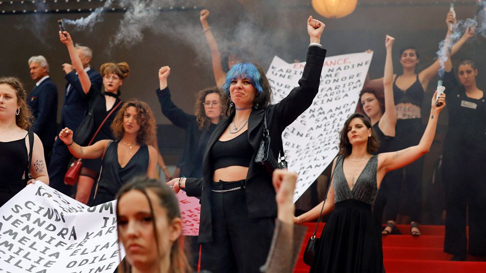 Protestuesit ‘pushtojnë’ Festivalin e Kanës, pankarta kundër dhunës ndaj grave