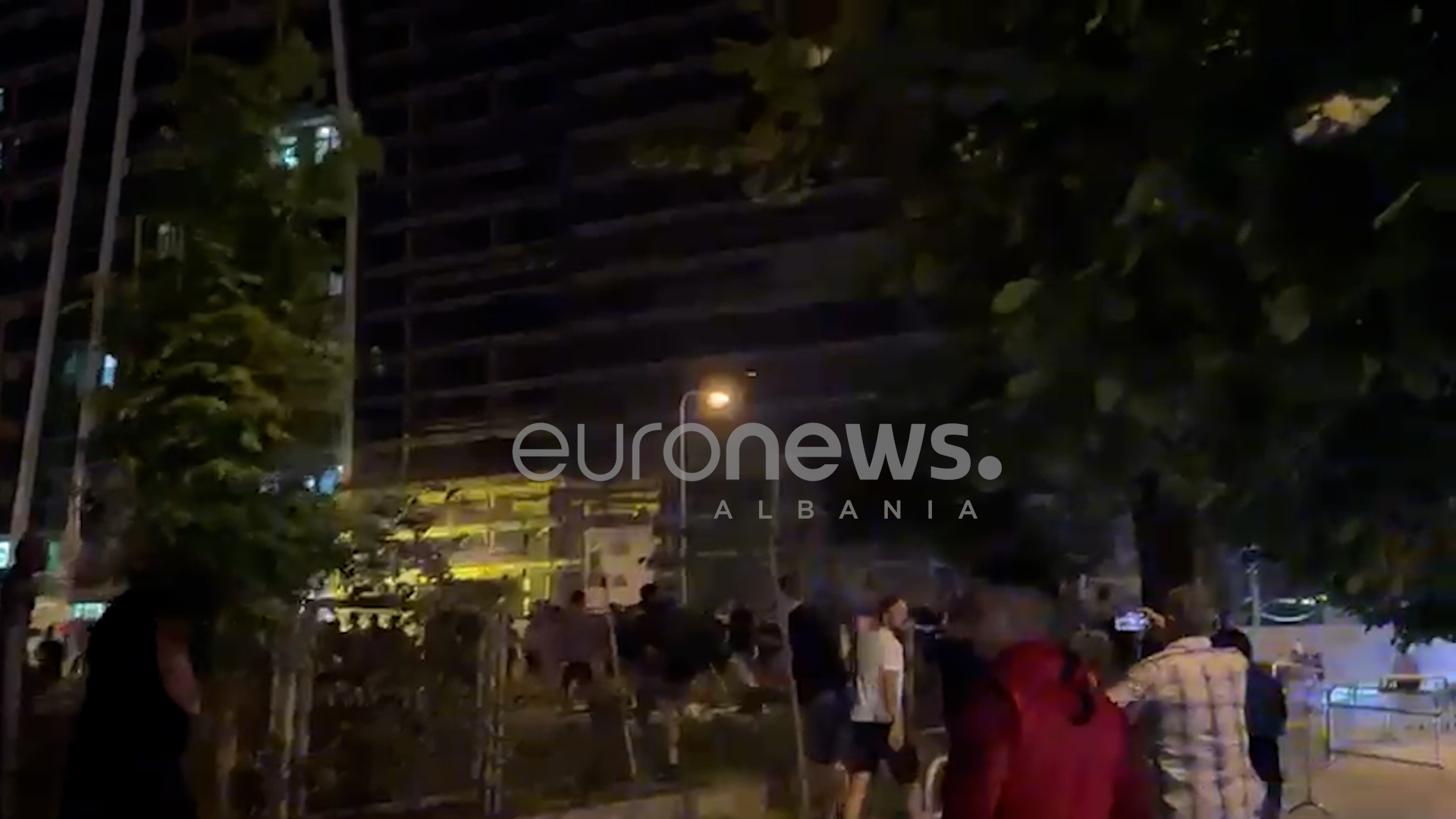 Tifozët shkaktojnë kaos në kryeqytet, 2 efektivë të plagosur