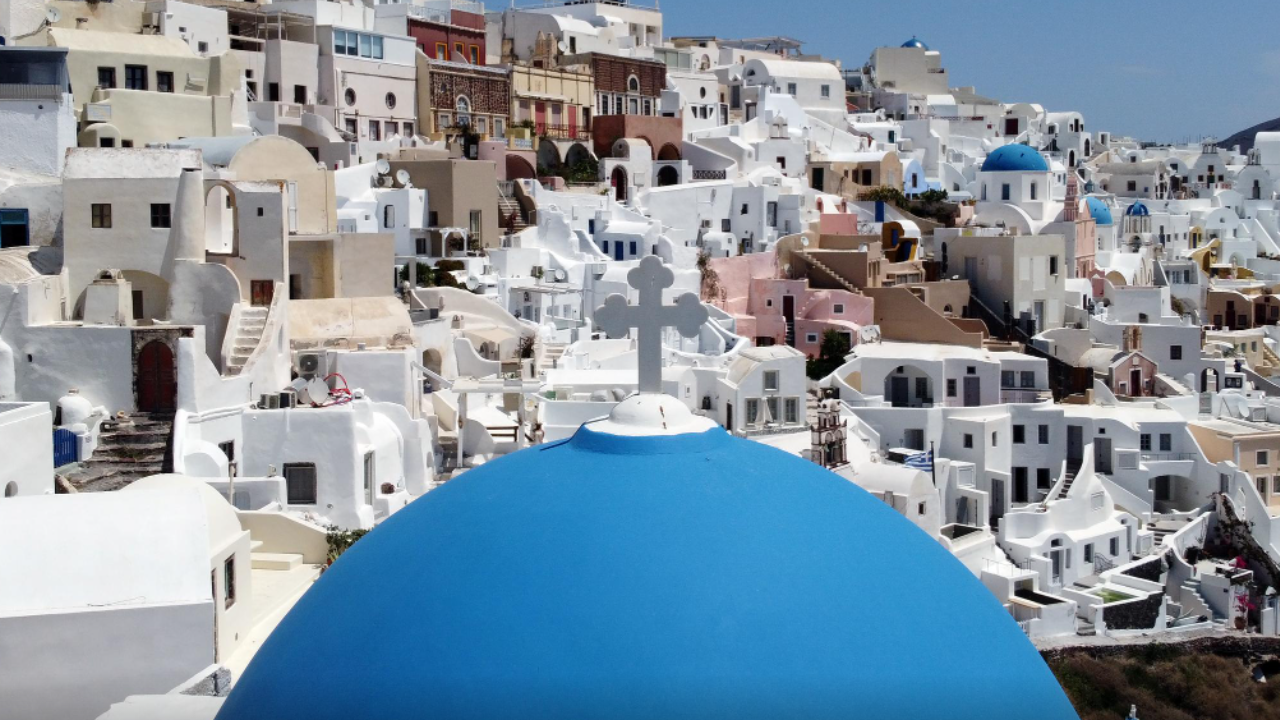 Sezoni veror në Santorini mes optimizmit dhe frikës nga lufta e inflacioni