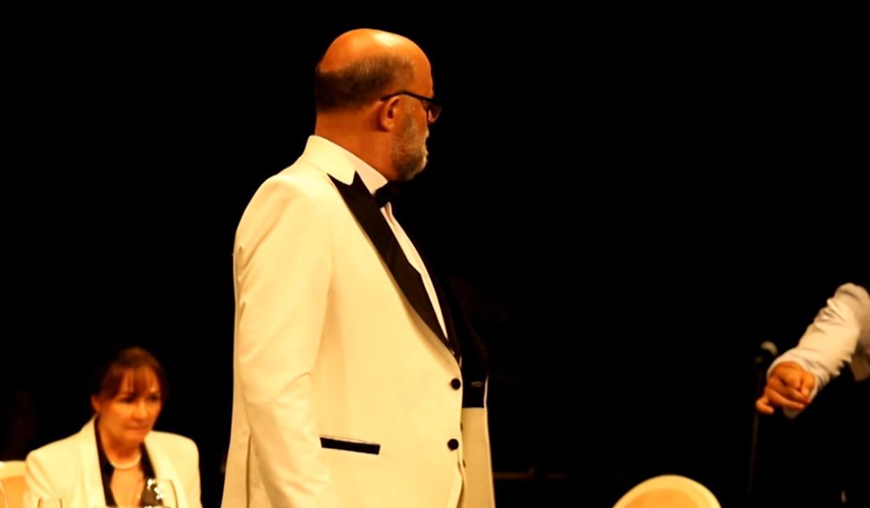 “Përvjetori i ditëlindjes” në teatër, drama trajton dhunën në familje