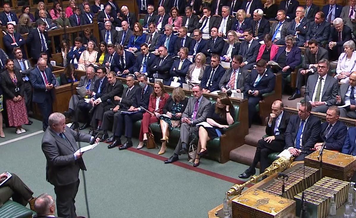 Johnson pranon fajin për festat, por refuzon dorëheqjen