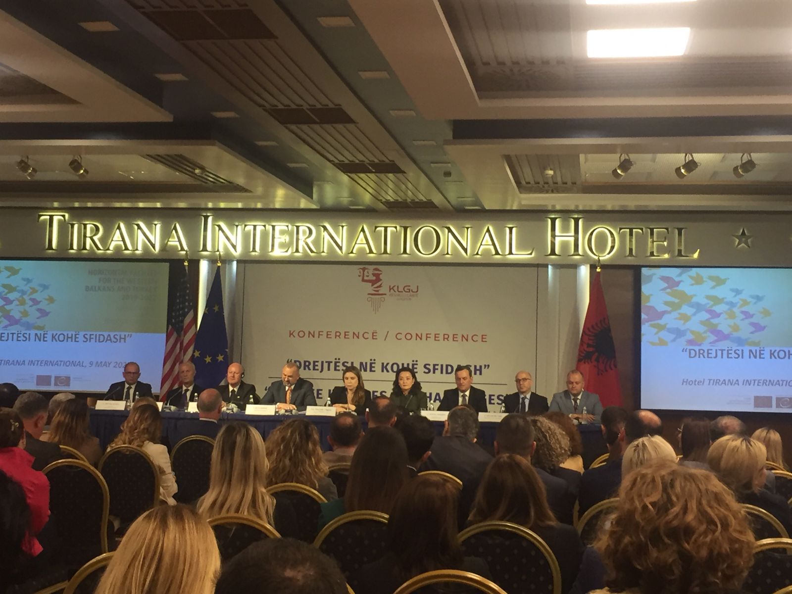 Ambasadorja Kim reagon për sulmin ndaj SPAK: Këto s’janë standarde