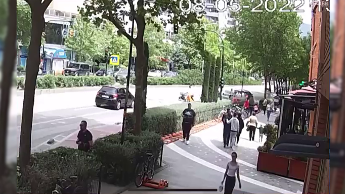 3 akuzat, gjoba dhe penalizimet për autorin e aksidentit te vijat e bardha