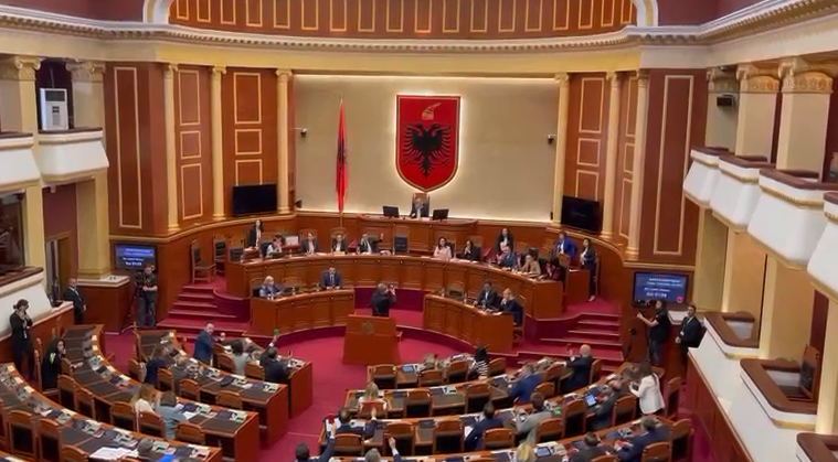 Kuvendi rrëzon kërkesën për rezolutën e Strebenicës, Berisha filmon deputetët