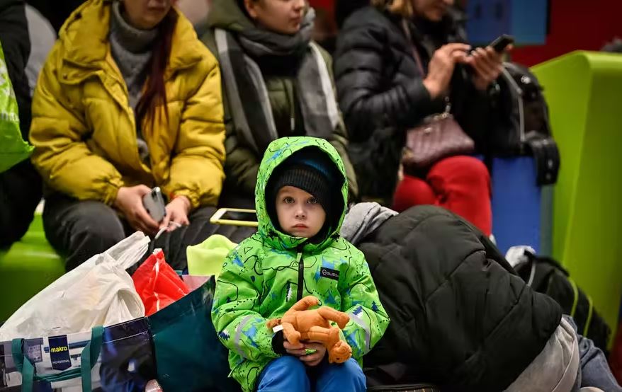 Mbretëria e Bashkuar: S’ka viza për fëmijët ukrainas që udhëtojnë pa një prind