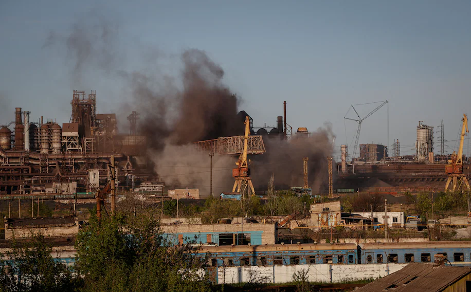 Evakuohen të gjithë civilët nga fabrika e çelikut në Mariupol