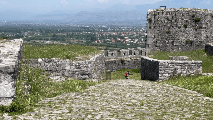 10 mijë turistë më shumë se para 3 vitesh në Kalanë e Rozafës