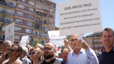 Mësuesit në Kosovë kërkojnë 100 euro shtesë në muaj deri në rritjen e pagave