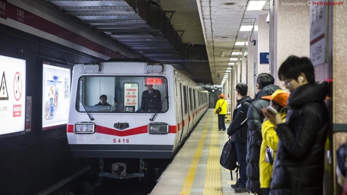 Pekini mbyll metrotë për të parandaluar përhapjen e COVID-19