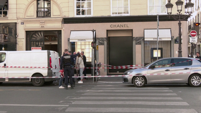 Hajdutët bastisin dyqanin e ‘Chanel’ dhe largohen me motorë