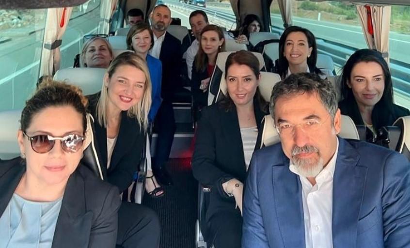 Ministrat shqiptarë udhëtojnë me autobus drejt Kosovës
