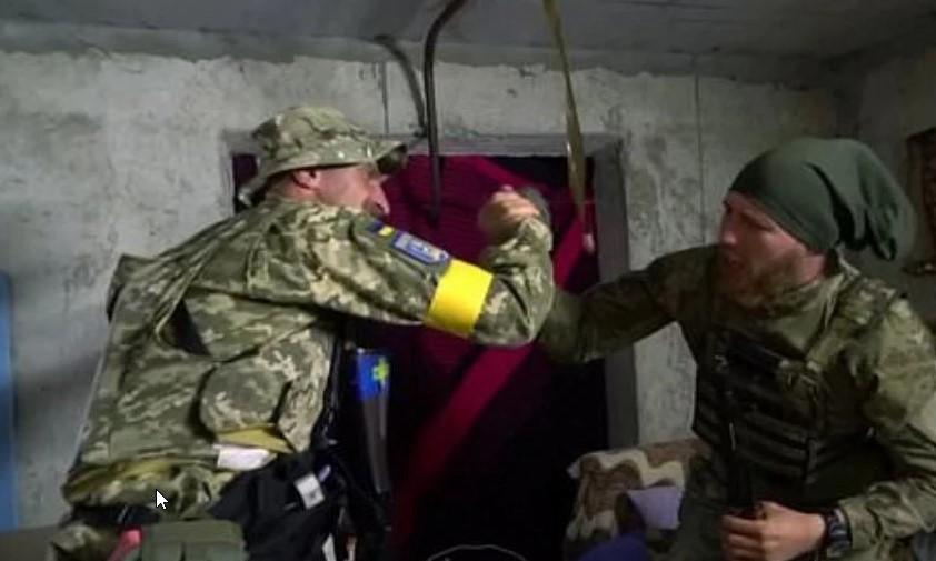 VIDEO | Ushtarët ukrainas festojnë për fitoren e Ukrainës ndaj Skocisë