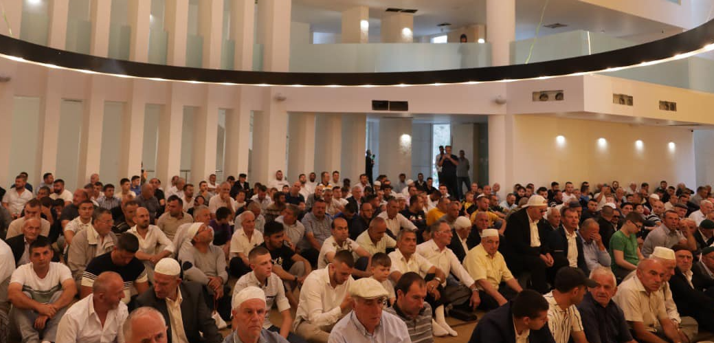 Rama uron Kurban Bajramin me foto nga xhamia e re në Elbasan